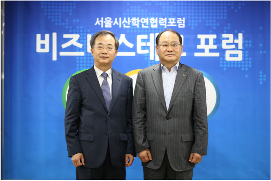 2일 서울 강남구 아남타워에서 열린 '비즈니스테크 포럼'에서 박진배 서울시산학연협력포럼 회장(왼쪽)과 이재근 한국IT비즈니스진흥협회 상근부회장이 사진을 찍고 있다. IT비즈니스진흥협회 제공